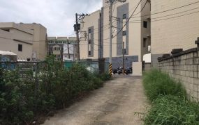 大園市區旁農地附合法資材磚造室