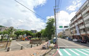 國光花市旁震後正15米路面公園邊間6大房可停雙車透店