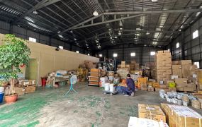 捷運站旁挑高鋼構廠房