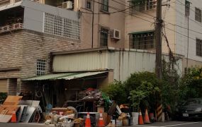 大灣國中仁雄商圈三角窗雙車庫店住~4280萬