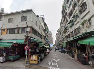 鹽埕大仁路上建國四路早市三角窗金店面