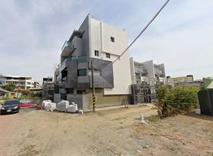 新營區中華路透天邊間、2年新屋，地點優越