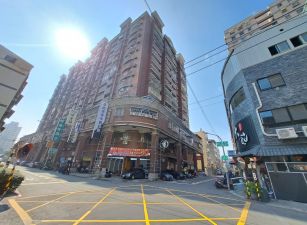 楠梓火車站商圈三角窗收租1+2+3樓店