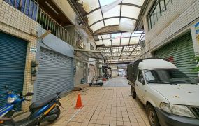 五甲家樂福商圈活巷進出正四樓透天