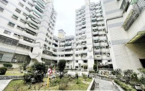 復華商圈陽台進出電梯三房