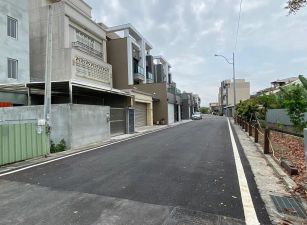 靜修路旁重劃角地
