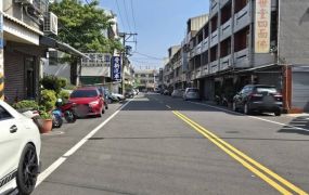 仁德近中山路三角窗店面