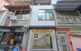 亞灣三多百貨商圈雙套房精美車庫透天~1780萬
