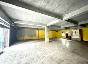 中正路藝文特區角窗超大面寬燙金透店