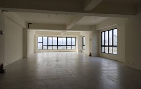 交流道旁新建氣派廠辦大樓