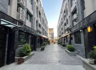 成功路角間電梯套房