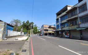 仁美國小前,透天店面