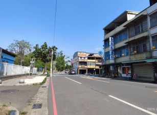 仁美國小前,透天店面