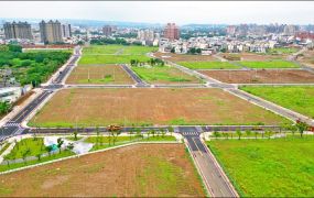 體育園區面公園雙面路建地