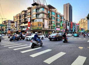 高雄土地男神  文山特區金磚收租金店面