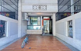 近夜市商圈旁滿好人生車庫透天，稀有九年新屋況，實現三代同堂的幸福夢想。