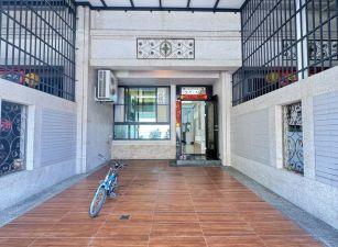 近夜市商圈旁滿好人生車庫透天，稀有九年新屋況，實現三代同堂的幸福夢想。