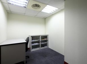 【全方位商務中心】 東區平價優質小型辦公室、個人工作室出租！免費提供秘書服務及使用會議室