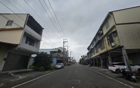 美濃中正路旁。面寬甲種建築用地