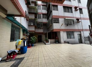 近草衙捷運站小資族最愛陽台進出電梯公寓三樓三房~690萬