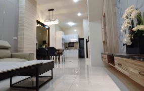 近二聖商圈輕軌站旁,騎樓停車的翻新透天美宅