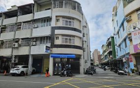 金獅湖鼎金商圈翻新收租六套房邊間角窗透天店面~