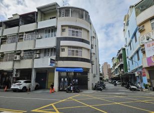 金獅湖鼎金商圈翻新收租六套房邊間角窗透天店面~