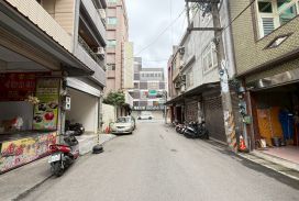 A22捷運站商業區大面寬透店