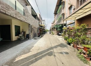 體育園區【前院停車】美透天~ 歡迎預約看屋...