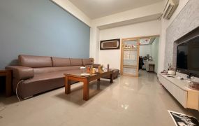 楠梓德民商圈八米街上正四樓車庫別墅