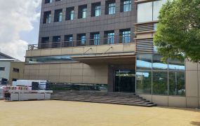 南崁交流道旁氣派科技廠房